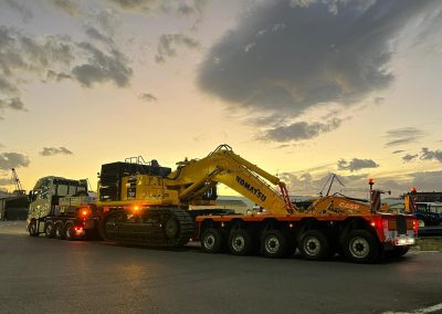 maquinaria cargada a un camión